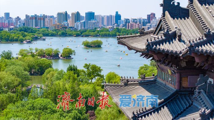 一年四季 泉在济南｜“五一”假期大明湖景区迎客流高峰，游船如织景美如画