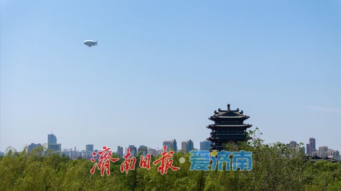 一年四季 泉在济南｜“五一”假期大明湖景区迎客流高峰，游船如织景美如画